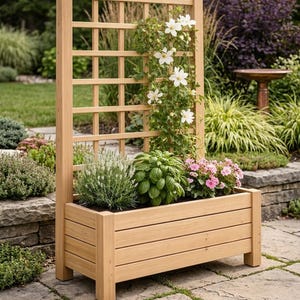 Peut inclure: Un bac à plantes en bois avec un treillis, rempli de diverses plantes et fleurs. La structure en bois clair comprend un bac à plantes rectangulaire et un treillis en treillis pour les plantes grimpantes. Des fleurs blanches grimpent sur le treillis.