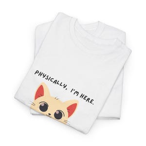 Camiseta de algodón con ilustración de gato: "Físicamente estoy aquí".