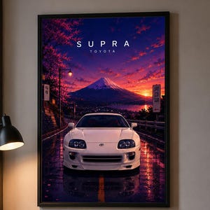 Puede incluir: Un cuadro decorativo enmarcado que muestra un Toyota Supra blanco en una carretera mojada al atardecer con el monte Fuji de fondo. El texto SUPRA TOYOTA aparece en la parte superior. La escena incluye cerezos en flor y señales de tráfico japonesas.