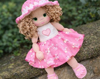 Modèle PDF de poupée Amigurumi au crochet, fille aux cheveux bouclés avec chapeau et robe, téléchargement immédiat pour les débutants, étape par étape, tutoriel peluche