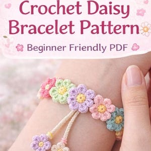 Könnte beinhalten: Häkelarmband mit Gänseblümchen in Pastellfarben, darunter Rosa, Grün und Lila. Das Armband hat ein Blumenmuster mit gelben Zentren und baumelnden Gänseblümchen-Anhängern. Der Text auf dem Bild lautet "Crochet Daisy Bracelet Pattern" und "Beginner Friendly PDF".