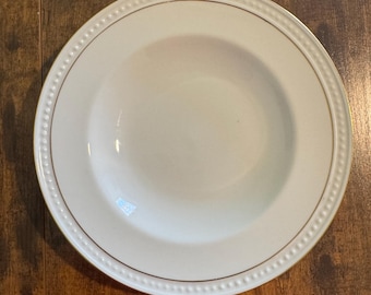 Plato de ensalada Gibson de porcelana blanca con borde perlado y banda dorada.