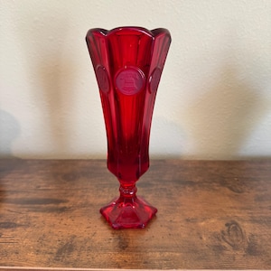 Jarrón pequeño de cristal Fostoria Ruby Coin con base hexagonal.