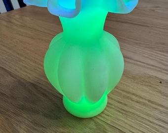 Vaso de vidro de urânio Fenton com borda ondulada.