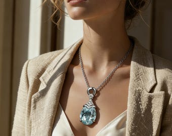 Elegante collar con colgante de aguamarina en forma de lágrima en plata de ley con detalles de diamantes.