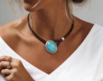 Gargantilla bohemia de cuero con piedra de resina turquesa – Joyería minimalista hecha a mano