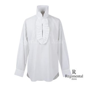 Puede incluir: Camisa blanca de manga larga con cuello alto y parte delantera con volantes. La camisa tiene puños abotonados y un dobladillo curvo. El logotipo de Regimental Attire está en la esquina inferior derecha.