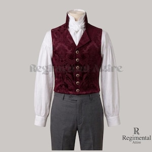 Traje masculino estilo Regência/Darcy-Knightley – Camisa em mistura de algodão, colete, calças com gravata borboleta.