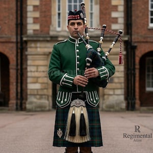 Pode incluir: Uma pessoa com um casaco verde com acabamentos brancos e um chapéu a condizer toca gaita de foles. A pessoa usa um kilt escocês tradicional com um padrão xadrez verde e azul. Um sporran branco e preto pende da cintura.