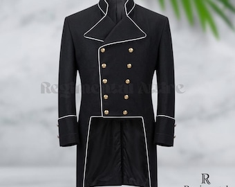 Könnte beinhalten: Ein schwarzer Mantel im Militärstil mit weißen Zierleisten und goldenen Knöpfen. Der zweireihige Mantel hat einen hohen Kragen und lange Schöße. Der Mantel ist von Regimental Attire.