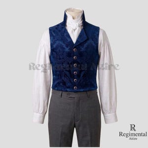 Peut inclure: Un gilet bleu marine à motifs floraux avec une fermeture boutonnée et un col montant. Il est associé à une chemise blanche et un pantalon gris. Le logo Regimental Attire est en bas à droite.