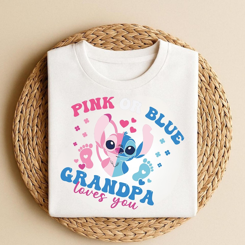 Pu&ograve; includere: T-shirt bianca con un personaggio dei cartoni animati rosa e blu diviso, il testo recita "PINK OR BLUE" e "GRANDPA loves you". Il design include cuori, fiori e impronte, perfetto per una rivelazione di genere o un annuncio di nascita.