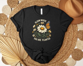 Fleurs là où elles sont plantées, T-shirt botanique, T-shirt papillon floral, Chemise inspirante, Chemise bohème avec fleurs sauvages, T-shirt cadeau pour les amoureux de la nature