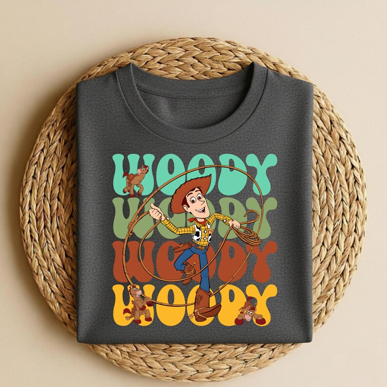 Peut inclure: Panneau en bois fait &agrave; la main avec le mot "Welcome" &eacute;crit dans une police fantaisiste. Le panneau pr&eacute;sente un fond blanc vieilli et un cadre en bois teint&eacute; fonc&eacute;. Un petit c&oelig;ur d&eacute;coratif est fix&eacute; en bas.