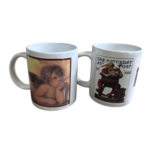 Pu&ograve; includere: Due tazze in ceramica bianca. Una tazza presenta un'illustrazione di cherubino, l'altra mostra un'illustrazione vintage di un uomo a una scrivania con il testo "The Saturday Evening Post". Entrambe le tazze hanno un manico bianco.
