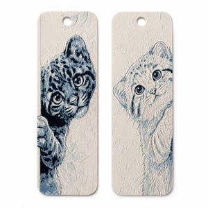 Puede incluir: Dos marcapáginas rectangulares con esquinas superiores redondeadas y un orificio circular en la parte superior. Cada marcapáginas presenta un fondo crema texturizado con una ilustración detallada en tinta azul de un gatito asomándose.