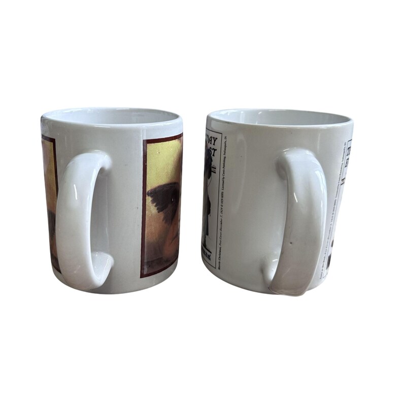 Pu&ograve; includere: Due tazze in ceramica bianca con manici curvi. Una tazza presenta un'immagine color seppia di una persona, mentre l'altra mostra testo e un'illustrazione in bianco e nero. Le tazze sono progettate per bevande calde.