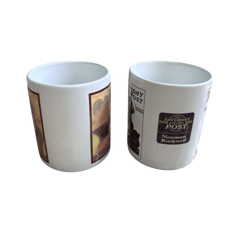 Pu&ograve; includere: Due tazze in ceramica bianca. Una tazza presenta un'illustrazione vintage con toni marroni e gialli. L'altra tazza ha un adesivo con il testo "The Saturday Evening Post" e "Norman Rockwell".