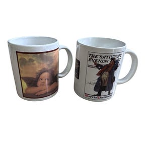 Pu&ograve; includere: Due tazze in ceramica bianca. Una tazza presenta un dipinto di un cherubino con un bordo marrone. L'altra tazza ha un'illustrazione vintage di The Saturday Evening Post con il testo "Merry Christmas".