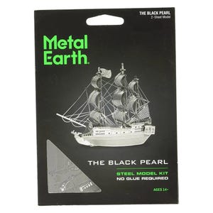 Può includere: Una confezione nera con un modello in metallo argentato della nave Black Pearl. La confezione riporta le scritte "Metal Earth" in verde e "The Black Pearl" in bianco. Il kit del modello non richiede colla ed è per età 14+.