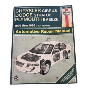 Può includere: Un manuale di riparazione automobilistica Haynes per i modelli Chrysler Cirrus, Dodge Stratus e Plymouth Breeze dal 1995 al 1998. La copertina presenta un'illustrazione dettagliata di un'auto con viste in sezione e il testo "Automotive Repair Manual".