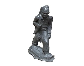 Figura de plomo vintage de soldado militar marchando. Plomo fundido sin pintar.