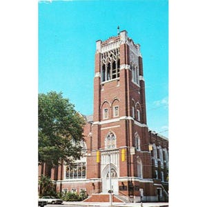 Könnte beinhalten: Ein Backsteingebäude mit einem hohen Turm und einem spitzen Dach. Das Gebäude hat ein großes Buntglasfenster und ein Schild mit der Aufschrift "First Presbyterian Church".