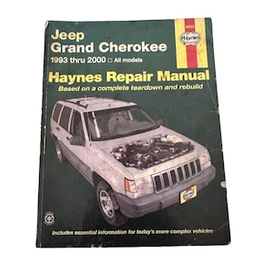 Può includere: Un manuale di riparazione Haynes per i modelli Jeep Grand Cherokee dal 1993 al 2000. La copertina presenta un SUV argentato con il cofano aperto, che rivela il motore. Il titolo del manuale è in testo giallo e bianco su sfondo verde scuro.