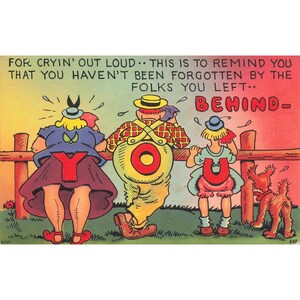 Puede incluir: Ilustración de postal vintage con tres figuras de dibujos animados con letras en su ropa. El texto dice "FOR CRYIN' OUT LOUD...BEHIND-". Un perro pequeño está cerca de una valla de madera.