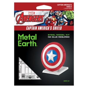 Puede incluir: Un kit de modelo Metal Earth del escudo del Capitán América. El escudo es rojo, blanco y azul con una estrella plateada. El embalaje presenta el logotipo de Marvel Avengers y el texto "Captain America's Shield". El kit es para mayores de 14 años.