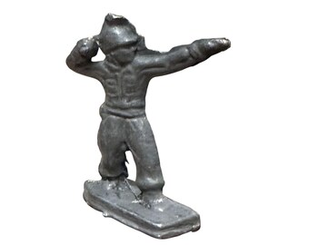 Figura de plomo vintage de un soldado militar lanzando una granada. Fabricada en plomo fundido sin pintar.