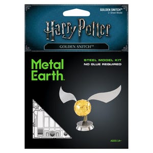 Puede incluir: Un kit de modelo Metal Earth de la Snitch Dorada de Harry Potter. El kit incluye una esfera dorada detallada con alas plateadas y una base plateada. El embalaje presenta el logotipo de Harry Potter y las palabras "Golden Snitch".