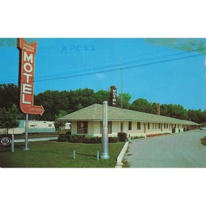 Op de afbeelding: Vintage ansichtkaart met het Three Point Motel, met een rood en wit bord. Het motel is een lang, eenlaags gebouw met een groen dak en een verharde oprit. De lucht is blauw en de datum "APR 22" staat op de ansichtkaart.
