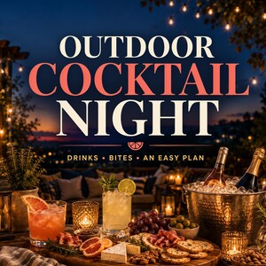 Puede incluir: Un gráfico con el texto OUTDOOR COCKTAIL NIGHT, DRINKS, BITES, AN EASY PLAN. Debajo, una tabla de madera contiene un cóctel con pomelo, un vaso con lima, uvas, aceitunas, queso, galletas saladas y un cubo de metal con dos botellas de vino.
