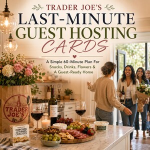 Op de afbeelding: Een set Trader Joe's Last-Minute Guest Hosting kaarten met een 60-minuten plan voor snacks, drankjes en bloemen. De afbeelding toont een borrelplank, wijn, crackers en een boeket in een papieren zak op een aanrecht met gasten.