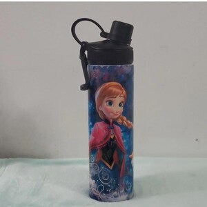 Pu&ograve; includere: Una borraccia cilindrica blu e viola con l'immagine di un cartone animato di una ragazza con i capelli rossi e un mantello rosa. La bottiglia ha un tappo e un manico neri. La bottiglia &egrave; di forma cilindrica.