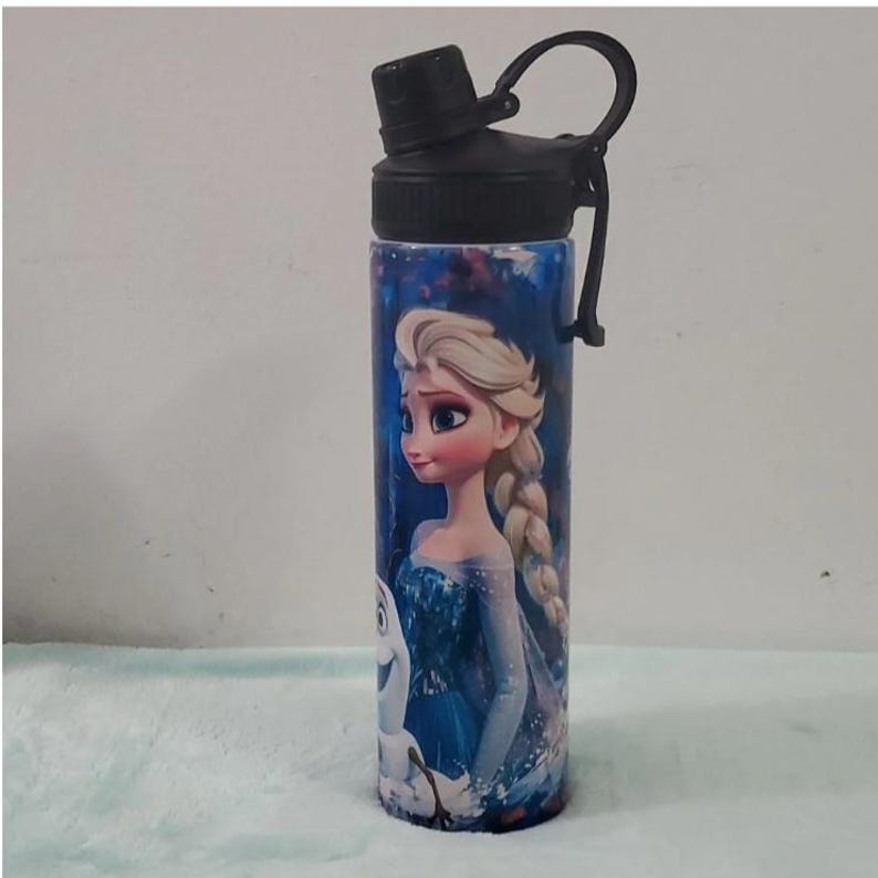 Pu&ograve; includere: Una borraccia blu con tappo e anello neri, con Elsa di Frozen. Il design mostra Elsa con un vestito blu e Olaf il pupazzo di neve. La bottiglia &egrave; decorata con un'immagine dei cartoni animati.