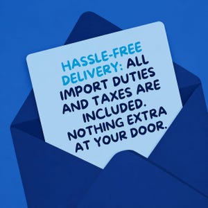 Op de afbeelding: Een blauwe envelop met een lichtblauwe kaart erin. De kaart toont de tekst "HASSLE-FREE DELIVERY: ALL IMPORT DUTIES AND TAXES ARE INCLUDED. NOTHING EXTRA AT YOUR DOOR." in blauwe en zwarte letters.