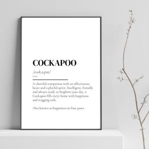Pode incluir: Uma impressão de arte de parede retangular apresentando uma definição em estilo de dicionário da palavra COCKAPOO. O texto inclui a pronúncia fonética, a classificação como substantivo e um parágrafo descritivo sobre a personalidade desta raça.