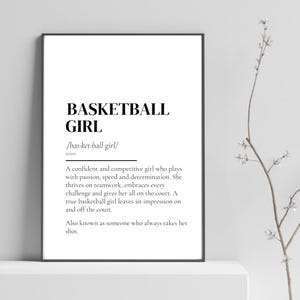 Könnte beinhalten: Ein rechteckiger Wandkunstdruck mit einer Definition des Begriffs Basketball Girl im Wörterbuchstil in schwarzem Text auf weißem Hintergrund. Der Text enthält die phonetische Schreibweise, die Klassifizierung als Substantiv und einen beschreibenden Absatz.