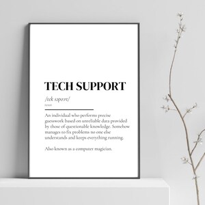 Peut inclure: Impression encadrée en noir avec le texte "TECH SUPPORT" en gras. La définition en dessous décrit le rôle du support technique, incluant l'expression "magicien de l'informatique".
