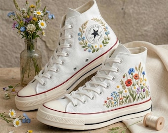 Zapatillas Converse de caña alta con bordado personalizado: diseño floral cosido a mano.