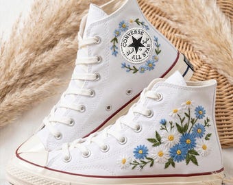 Baskets montantes brodées Converse bleu marguerite personnalisées, motif de chaussures en toile floral botanique