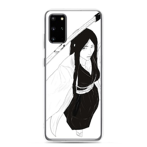 Puede incluir: Funda de teléfono con una ilustración en blanco y negro de una mujer con pelo largo negro, vestida con un kimono y sosteniendo una katana. La obra de arte tiene un estilo manga o anime.