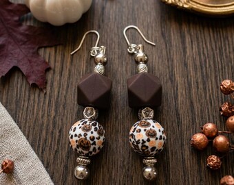 Halloweenpumpaörhängen med leopardmönsterpärlor - Höstsmycken