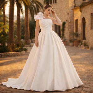 Robe de mariée trapèze en satin grande taille, robe de mariée florale asymétrique, minimaliste élégante image 2