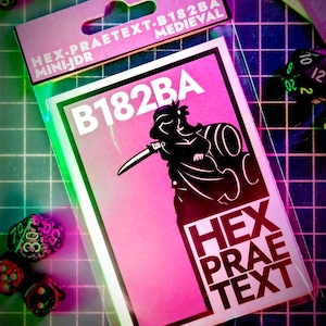 Peut inclure: Une carte rose et blanche avec le texte "HEX PRAE TEXT" et une illustration noire d'une figure tenant un couteau. La carte est dans une pochette en plastique transparent. Plusieurs dés sont éparpillés autour de la carte.