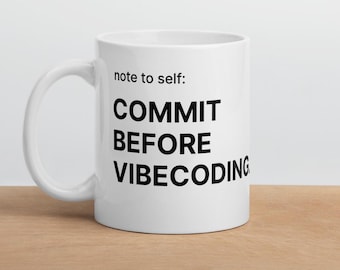 Taza con el lema "Commit Before Vibecoding" / Taza de café con humor para programadores y desarrolladores.