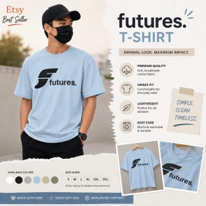 K&ouml;nnte beinhalten: Hellblaues T-Shirt mit dem Wort "futures." in Schwarz und einem stilisierten "F"-Logo. Das Shirt ist Teil einer Kollektion mit verschiedenen Farboptionen und Gr&ouml;&szlig;en. Das Design betont eine minimalistische &Auml;sthetik.