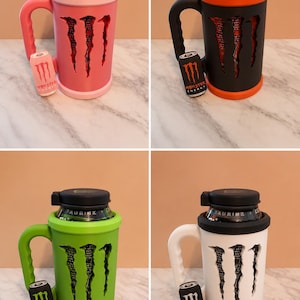 K&ouml;nnte beinhalten: Vier Dosenhalter mit Griff, jeder mit einem Ausschnitt des Monster Energy Logos. Die Halter sind in Pink, Schwarz, Limettengr&uuml;n und Wei&szlig; erh&auml;ltlich, wobei an jedem Griff eine passende Miniatur-Dosenreplik befestigt ist.